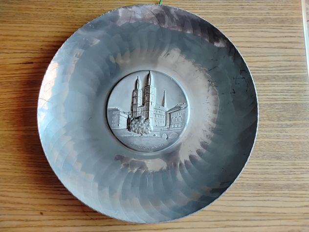 2 piatti vintage in peltro fatti a mano a martello souvenir Svizzera - Foto 2