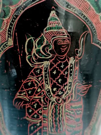 ANTICO VASO CERIMONIALE IN LEGNO LACCATO E FINEMENTE DECORATO, BIRMANIA. - Foto 4