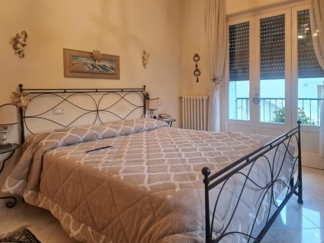 RONCHI, a pochi passi dal mare, appartamento ristrutturato in piccolo condominio. L'immobile è posto al secondo piano con soprastante mansarda collega - Foto 12