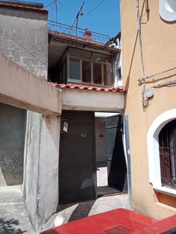 1936/VERSANO Casa in buone condizioni abitative di mq 180 su due livelli a Santa Maria Versano. Al piano terra garage e deposito con giardino edificab