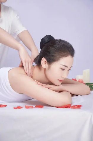 Concedetevi un massaggio professionale con 20 anni di esperienza. Offriamo tecni Tel:0669262996