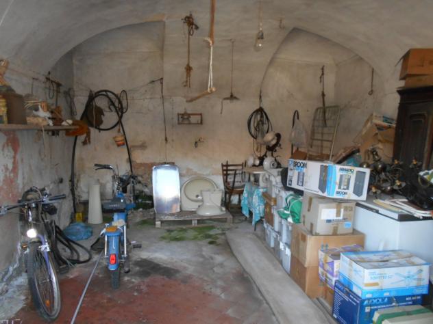 In zona centrale, ex cascinale composta da abitazione al piano terra: cucinino, tinello, tre vani e bagno; sempre al piano terra magazzino e box auto. - Foto 17