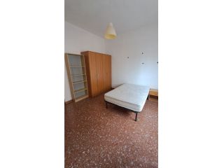 Camera vicino Chiesa della Spina per studentessa
