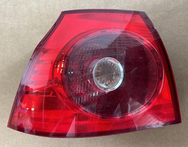 FANALE POST. SX (parte est.) 999-U1293816 Parti elettriche  Fanaleria  Fanali  Fanale est. post. s VOLKSWAGEN - GOLF 5 - 2003  2008