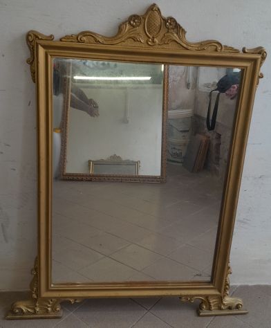 Specchio Antico Dorato con cornice in legno dorata e scolpita alcuni fregi