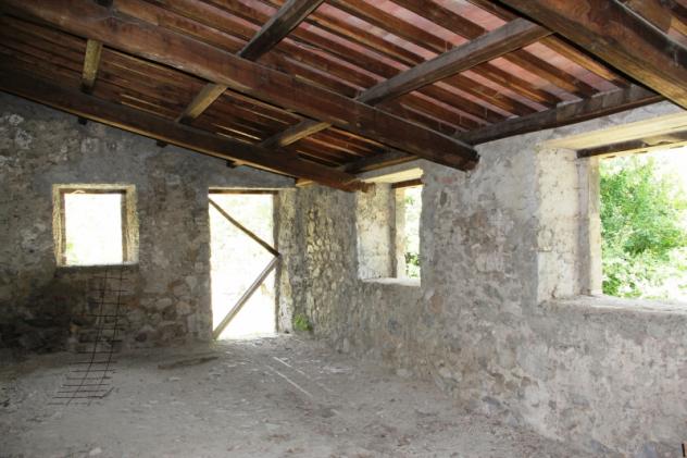 Bagnoregio - Vendesi casale al grezzo con annesso corte - Foto 3