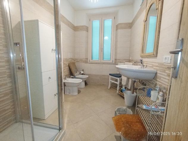 Appartamento con ingresso indipendente e posto auto . Primo piano . Completamente ristrutturato ed arredato . - Foto 8