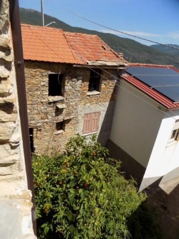 VENDESRI RUSTICO DA RISTRUTTURARE IN PAESE CON GIARDINO - Foto 2