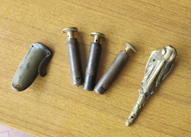 DUE GAMBE O PROTEGGI GAMBE E TRE PIEDINI PER MOBILI VARI - - Foto 2