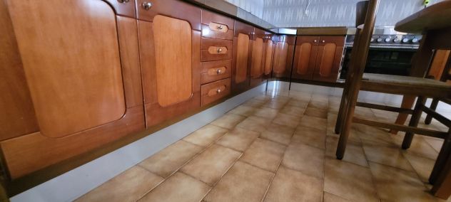 Cucina angolare in legno (330x260) + Lavastoviglie BOSCH + Tavolo e 6 Sedie - Foto 9
