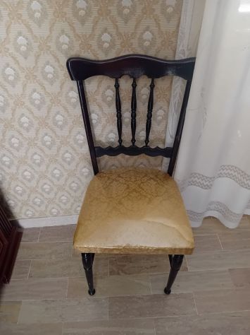 Sedia con seduta imbottita in tessuto