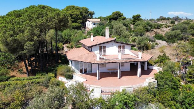 CUGNI Villa immersa nel verde con terreno di oltre 1 ettaro