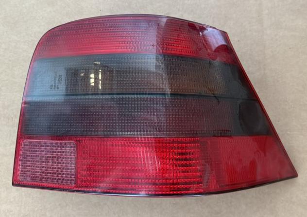 FANALE POST. DX (versione con indicatore di direzione brunito) 999-U1293800 Parti elettriche  Fanaleria  Fanali  Fanale post. dx. VOLKSWAGEN - GOLF 4