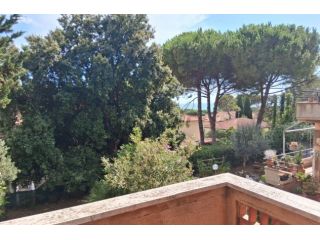 in provincia di Livorno offro - alla pari - vitto e alloggio a giovane signora