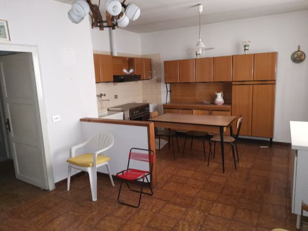 Azzio - ampia porzione di casa con box - Foto 4