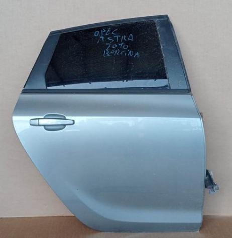 PORTA POST.D. GRIGIO MEDIO MET. C/ALZ. E SERR. VETRO SCURO  Carrozzeria  Lamierati esterni  Porte  Porta post. dx. OPEL - ASTRA J - 01-02-2010 - 01-08