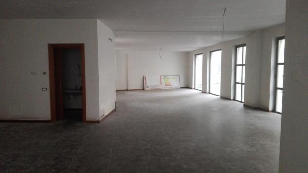 Oltre 3 vetrine in affitto a Saronno - Foto 2