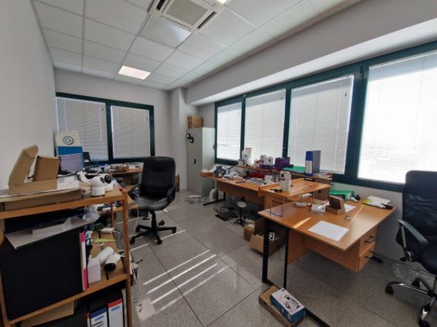 Immobile di 665 m² con più di 5 locali in affitto a Vanzago - Foto 15