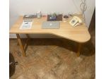 SCRIVANIA E POLTRONCINA PER USO STUDIO O UFFICIO.