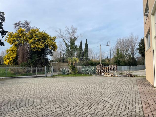 CAPANNONE di 8 vani e di 680 mq (PIETRASANTA - Periferia) rif. 063