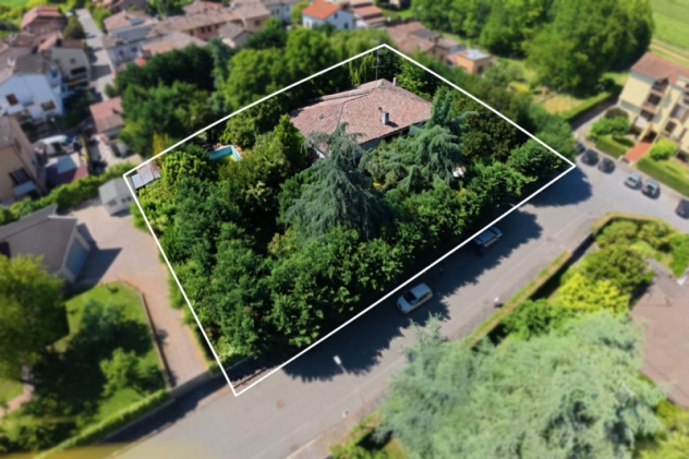 A747. SOLIERA FRAZIONE. VILLA CON PISCINA.