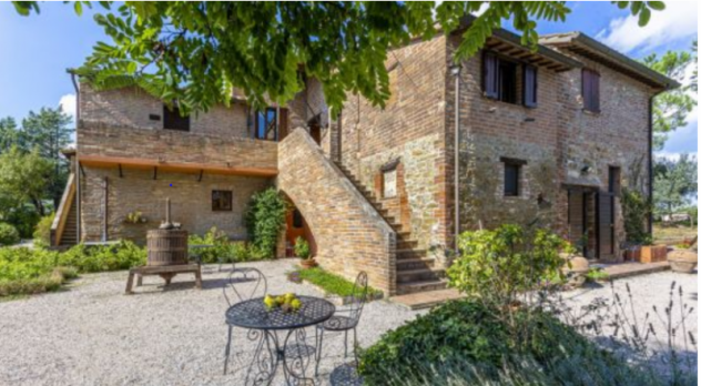 Perugia vendesi agriturismo 40 vani 2250 Mq