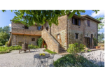 Perugia vendesi agriturismo 40 vani 2250 Mq