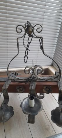 LAMPADARIO IN FERRO BATTUTO E LEGNO