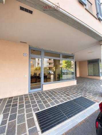 Attività commerciale con ampia vetrina sviluppata su due livelli - Foto 8