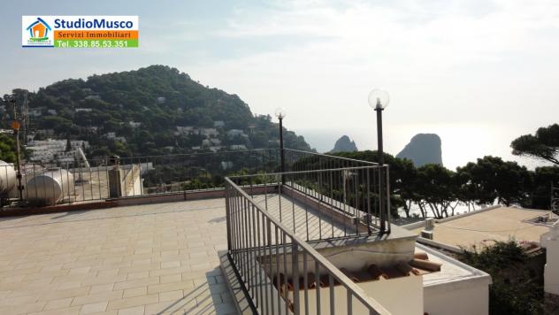 Studio Musco vende a Capri, via Dalmazio Birago, interessante appartamento, al secondo ed ultimo piano. L' appartamento è di circa 100mq coperti e ci