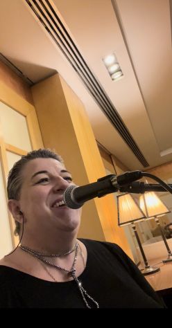 CANTANTE/MUSICISTA DONNA OFFRESI PER PIANO BAR STAGIONALE e SINGOLI EVENTI