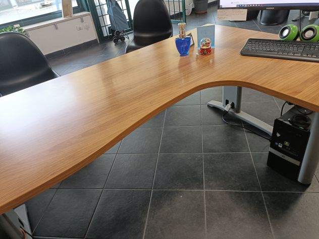scrivania direzionale con struttura in metallo 180 x 80, angolo 120 x 60