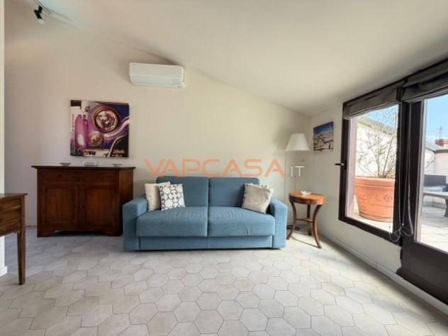 PARATICO – ULTIMO PIANO CON TERRAZZINO, PISCINA E SCORCIO LAGO - Foto 16