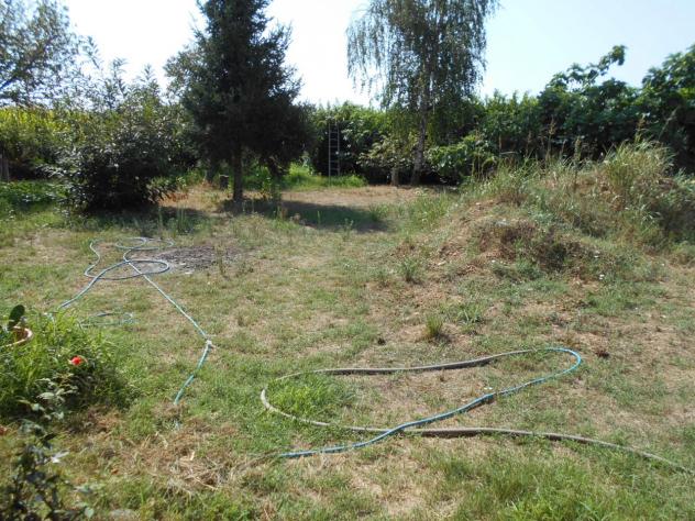 immersa nel verde, cascina ristrutturata libera su tre lati con cortile e giardino privato. Piiano terra: ampio soggiorno, sala da pranzo, cucina (che - Foto 5