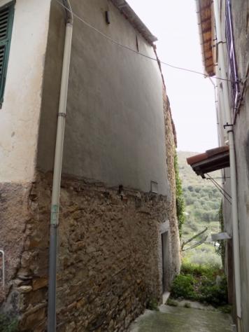 VENDESI A COSTA D'ONEGLIA IN CENTRO PAESE , CASETTA SU DUE PIANI , DA RISTRUTTURARE - Foto 9
