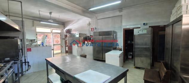 VIA ARCHI – Locale artigianale + p.auto – 65mq ca. - 2 vani, doppio ingresso. Buone condizioni, attualmente locato. Euro 90 mila CL G - Foto 3