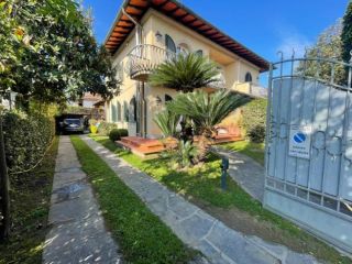 Villetta bifamiliare in affitto a Cinquale - Montignoso 180 mq  Rif: 1318900