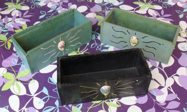 N° 3 CONTENITORI IN LEGNO CON MASCHERA IN GESSO DIPINTA E BRILLANTINO - - Foto 4