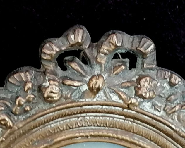 BELLA MINIATURA DI DAMA IN ABITI SETTECENTESCHI CON CORNICE BRONZO EPOCA 1900. - Foto 6