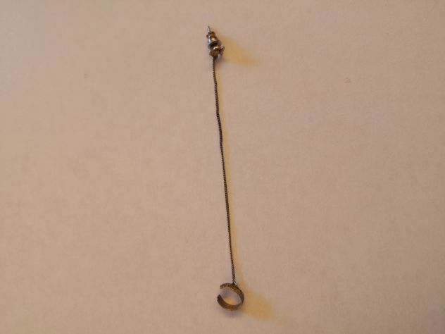 Orecchino pendente in metallo, bigiotteria anni '80