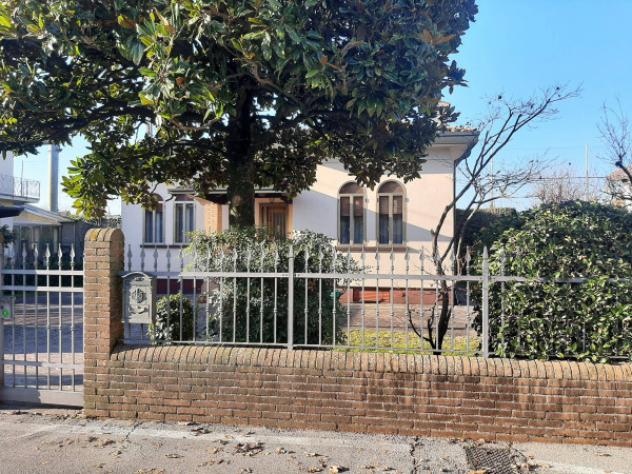 Villa di 310 m² con 5 locali e box auto doppio in vendita a Castelfranco Veneto