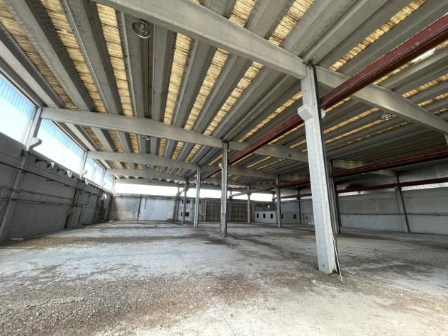 locale commerciale in vendita a Pieve Porto Morone