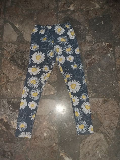 lotto vestiti bambina 12 anni. Composto da 2 leggings  Una maglietta a maniche - Foto 3