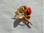 Spilla in oro giallo 18K raffigurante foglie con bocciolo di rosa in corallo