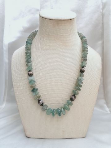 BELLISSIMA COLLANA DI QUARZO IALINO (CRISTALLO DI ROCCA) E ARGENTO STILE ETNICO.