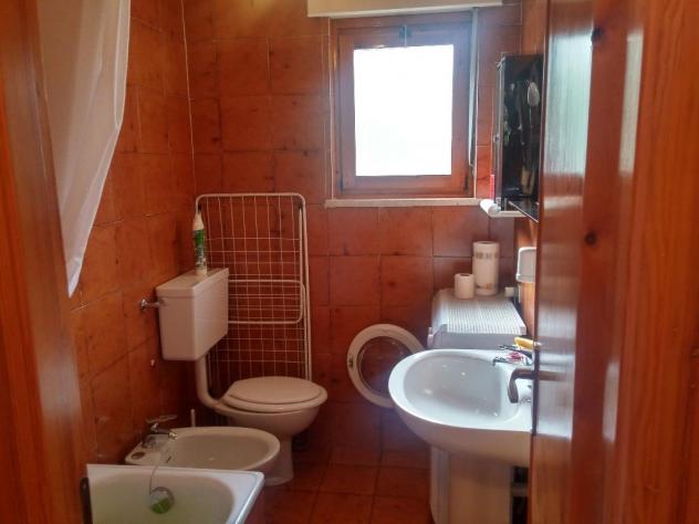 AMPIO BILOCALE IN OTTIMA POSIZIONE SOGGIORNO CON DIVANO LETTO, CAMERA DA LETTO MATRIMONIALE , BALCONE, BAGNO CON LAVATRICE E BOX AUTO - Foto 7