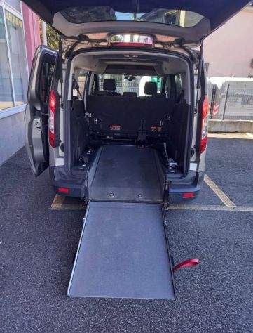Tassisti: Ford Tourneo Connect con rampa - Foto 6