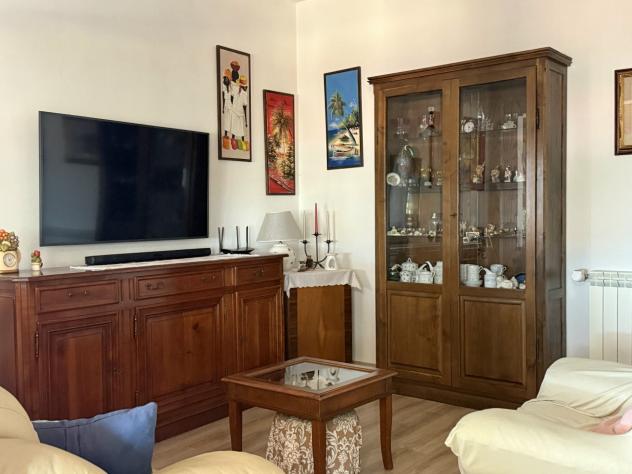 Marina di Massa, in pieno centro e a pochi passi dal mare: attico al 4° piano con ascensore, composto da ingresso, sala, ampia cucina, disimpegno, 3 c - Foto 11