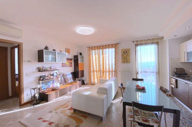 SAN SAVINO - Ampio alloggio con balconi, garage e cantina - Foto 3