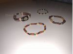 SET DI 4 BRACCIALETTI UNISEX DIVERSI (3 ELASTICI COLORATI,1 REGOLABILE IN PELLE)